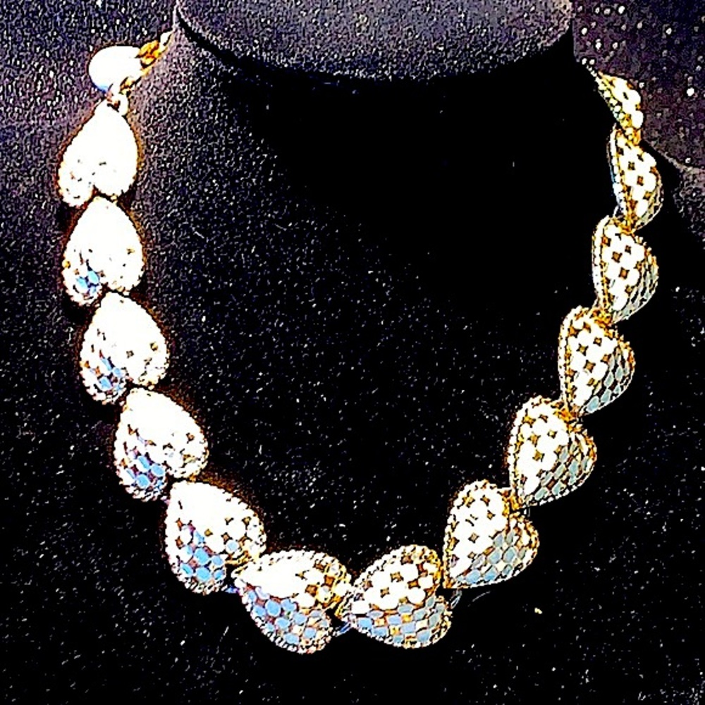 CORO HEART NECKLACE CREAM GOLD CHECK VINTAGE 15 INCH 13 LINKS